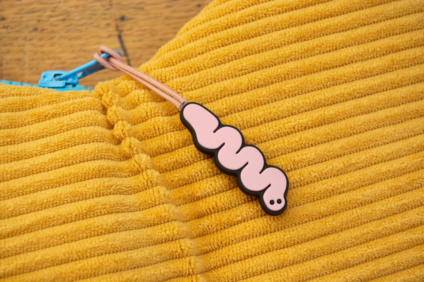 Worm Zipper Pull