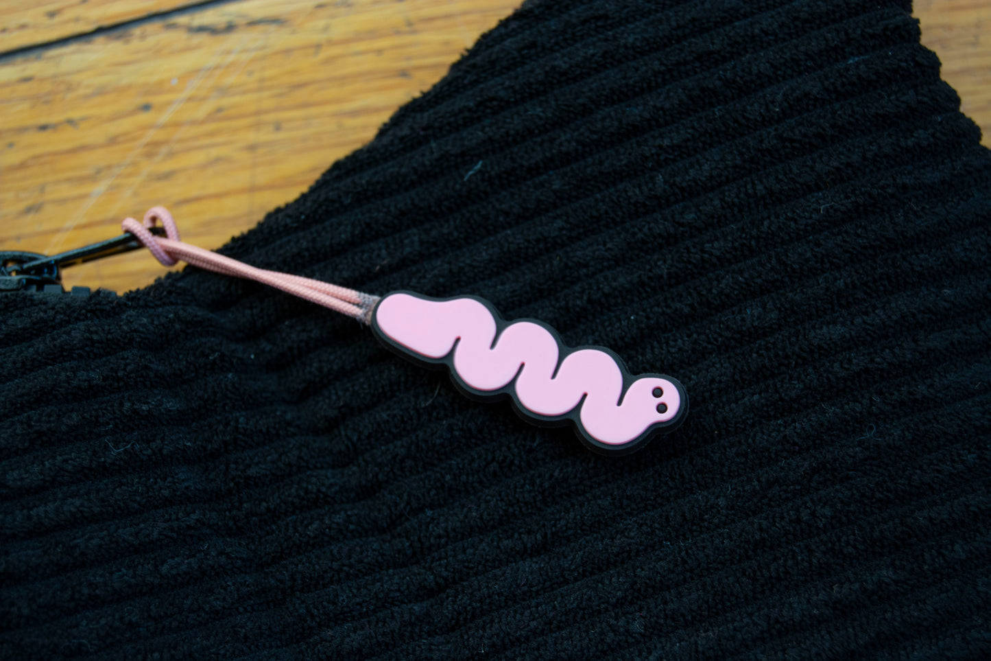 Worm Zipper Pull